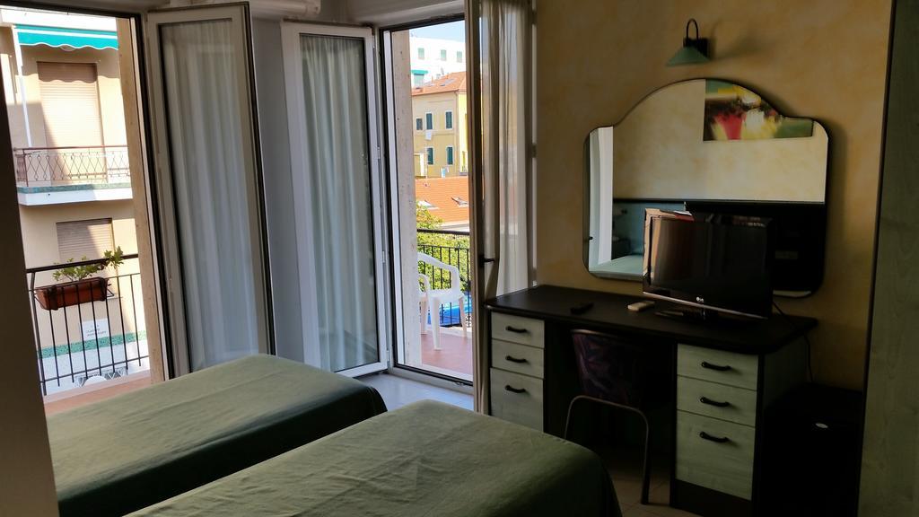 Hotel San Nazario فاراتسي الغرفة الصورة